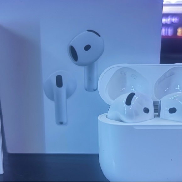 Apple White AirPods Wireless Headset(Gen 4) Active noise cancellation